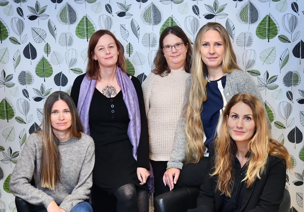 På kommunens Resurs- centrum mot våld jobbar Jessica Edlund Horkamo,  Sofie Westberg, Liselotte  Sjökvist, Linda Karlfors och Linda Lindahl. Så även Erica Söderström som saknas på bilden.